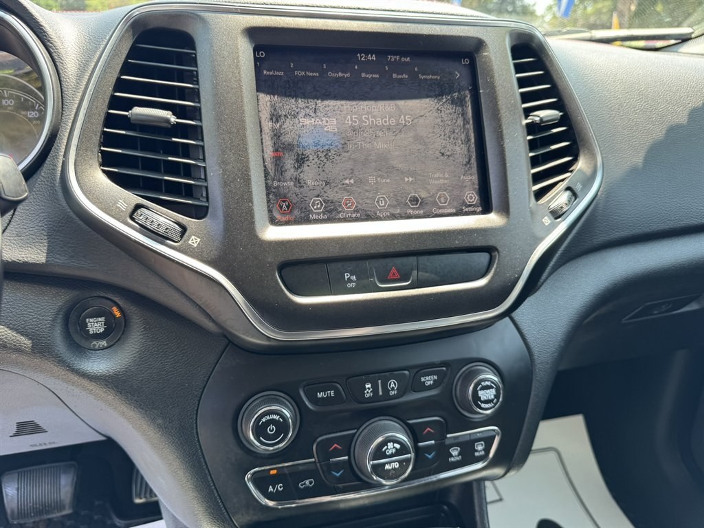2019 Green /Black Jeep Cherokee (1C4PJMBX1KD) with an 3.2l V6 Smpi Dohc 3.2l engine, Automatic transmission, located at 745 East Steele Rd., West Columbia, SC, 29170, (803) 755-9148, 33.927212, -81.148483- Photo#12