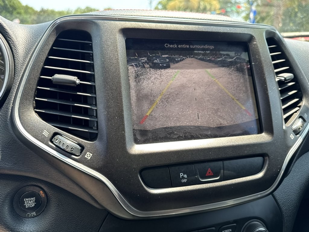 2019 Green /Black Jeep Cherokee (1C4PJMBX1KD) with an 3.2l V6 Smpi Dohc 3.2l engine, Automatic transmission, located at 745 East Steele Rd., West Columbia, SC, 29170, (803) 755-9148, 33.927212, -81.148483- Photo#14