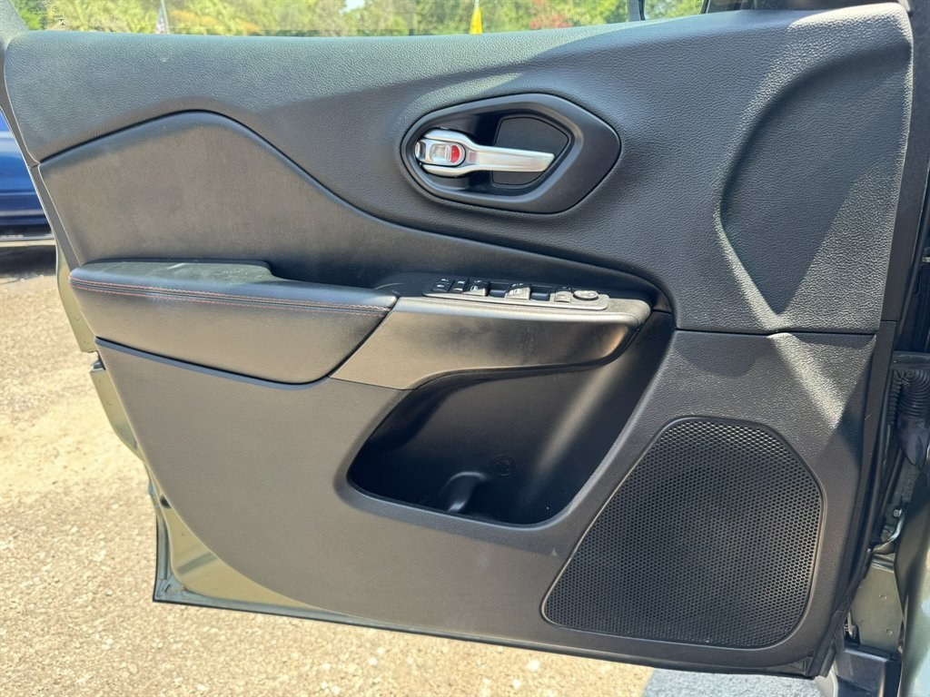 2019 Green /Black Jeep Cherokee (1C4PJMBX1KD) with an 3.2l V6 Smpi Dohc 3.2l engine, Automatic transmission, located at 745 East Steele Rd., West Columbia, SC, 29170, (803) 755-9148, 33.927212, -81.148483- Photo#17