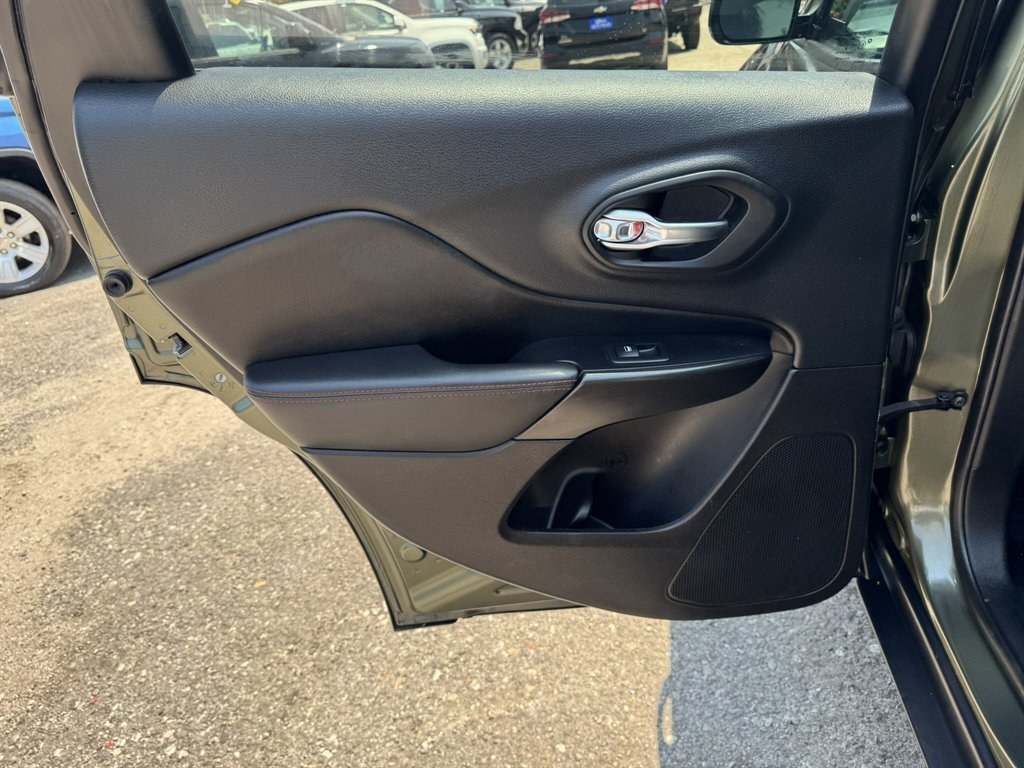 2019 Green /Black Jeep Cherokee (1C4PJMBX1KD) with an 3.2l V6 Smpi Dohc 3.2l engine, Automatic transmission, located at 745 East Steele Rd., West Columbia, SC, 29170, (803) 755-9148, 33.927212, -81.148483- Photo#21