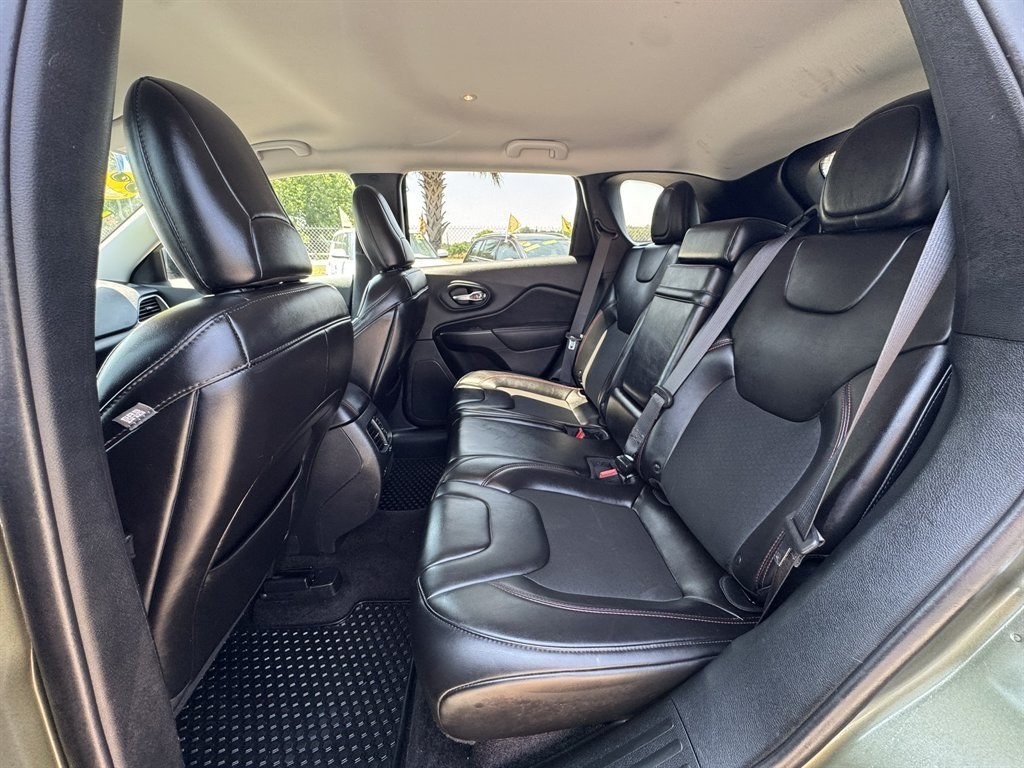 2019 Green /Black Jeep Cherokee (1C4PJMBX1KD) with an 3.2l V6 Smpi Dohc 3.2l engine, Automatic transmission, located at 745 East Steele Rd., West Columbia, SC, 29170, (803) 755-9148, 33.927212, -81.148483- Photo#22