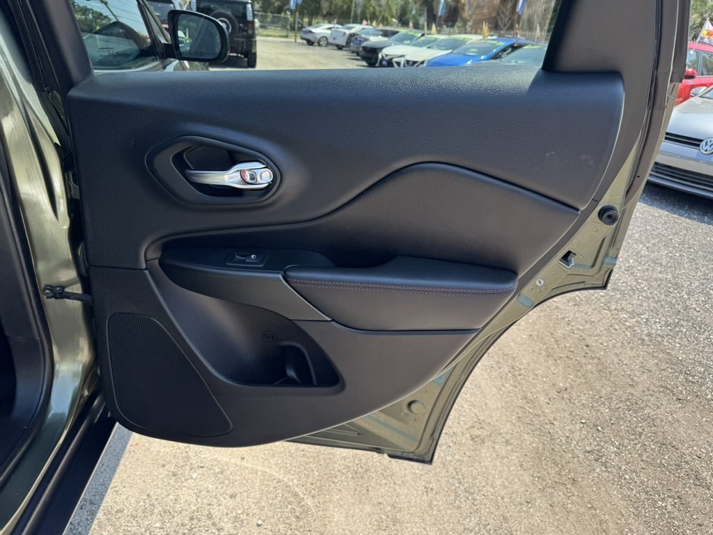 2019 Green /Black Jeep Cherokee (1C4PJMBX1KD) with an 3.2l V6 Smpi Dohc 3.2l engine, Automatic transmission, located at 745 East Steele Rd., West Columbia, SC, 29170, (803) 755-9148, 33.927212, -81.148483- Photo#23