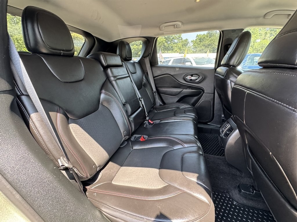 2019 Green /Black Jeep Cherokee (1C4PJMBX1KD) with an 3.2l V6 Smpi Dohc 3.2l engine, Automatic transmission, located at 745 East Steele Rd., West Columbia, SC, 29170, (803) 755-9148, 33.927212, -81.148483- Photo#24