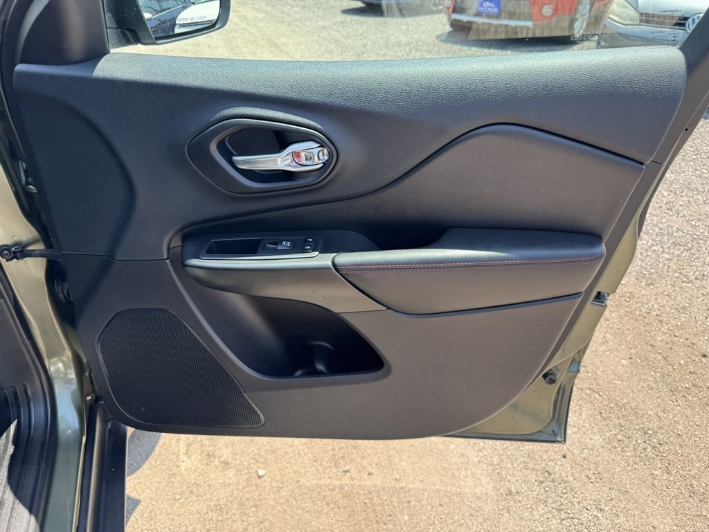 2019 Green /Black Jeep Cherokee (1C4PJMBX1KD) with an 3.2l V6 Smpi Dohc 3.2l engine, Automatic transmission, located at 745 East Steele Rd., West Columbia, SC, 29170, (803) 755-9148, 33.927212, -81.148483- Photo#25