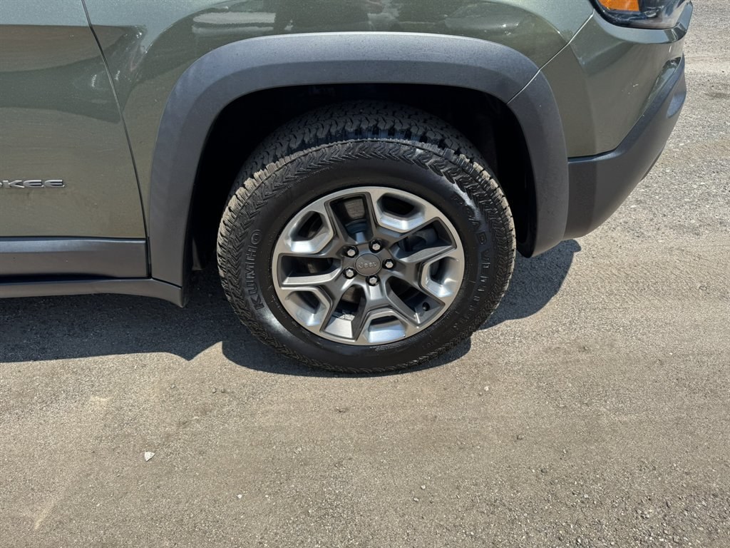 2019 Green /Black Jeep Cherokee (1C4PJMBX1KD) with an 3.2l V6 Smpi Dohc 3.2l engine, Automatic transmission, located at 745 East Steele Rd., West Columbia, SC, 29170, (803) 755-9148, 33.927212, -81.148483- Photo#30
