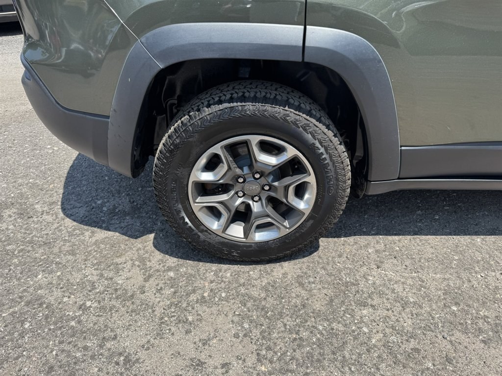 2019 Green /Black Jeep Cherokee (1C4PJMBX1KD) with an 3.2l V6 Smpi Dohc 3.2l engine, Automatic transmission, located at 745 East Steele Rd., West Columbia, SC, 29170, (803) 755-9148, 33.927212, -81.148483- Photo#31