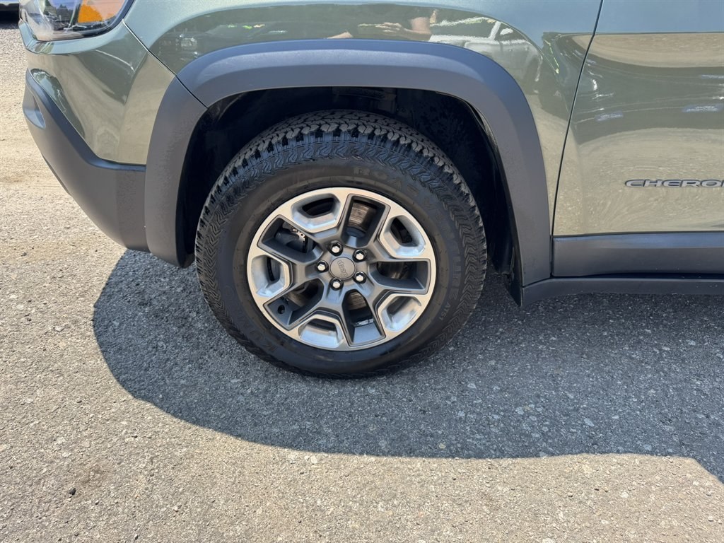2019 Green /Black Jeep Cherokee (1C4PJMBX1KD) with an 3.2l V6 Smpi Dohc 3.2l engine, Automatic transmission, located at 745 East Steele Rd., West Columbia, SC, 29170, (803) 755-9148, 33.927212, -81.148483- Photo#33