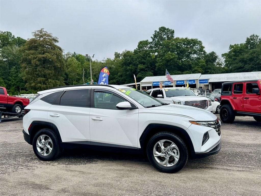 2024 White /Grey Hyundai Tucson (5NMJBCDEXRH) with an 2.5l I-4 DI Dohc 2.5l engine, Automatic transmission, located at 745 East Steele Rd., West Columbia, SC, 29170, (803) 755-9148, 33.927212, -81.148483- Photo#2