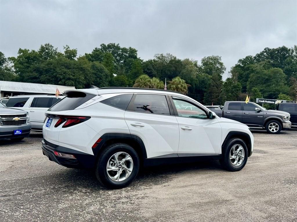 2024 White /Grey Hyundai Tucson (5NMJBCDEXRH) with an 2.5l I-4 DI Dohc 2.5l engine, Automatic transmission, located at 745 East Steele Rd., West Columbia, SC, 29170, (803) 755-9148, 33.927212, -81.148483- Photo#3