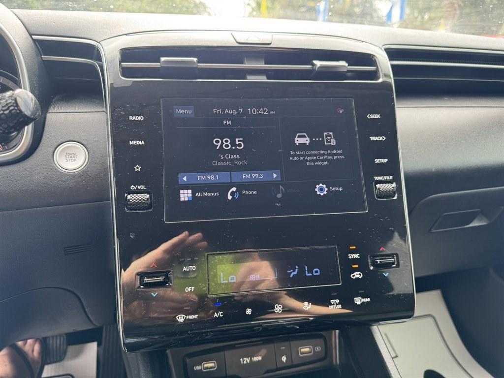2024 White /Grey Hyundai Tucson (5NMJBCDEXRH) with an 2.5l I-4 DI Dohc 2.5l engine, Automatic transmission, located at 745 East Steele Rd., West Columbia, SC, 29170, (803) 755-9148, 33.927212, -81.148483- Photo#12