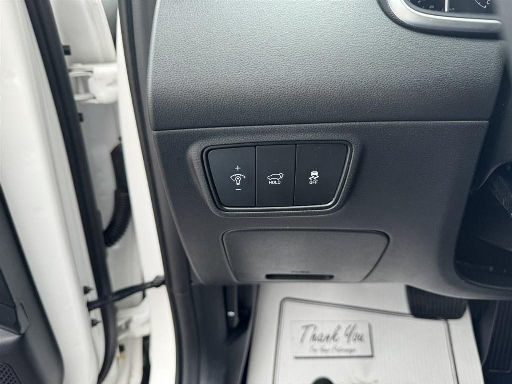 2024 White /Grey Hyundai Tucson (5NMJBCDEXRH) with an 2.5l I-4 DI Dohc 2.5l engine, Automatic transmission, located at 745 East Steele Rd., West Columbia, SC, 29170, (803) 755-9148, 33.927212, -81.148483- Photo#16