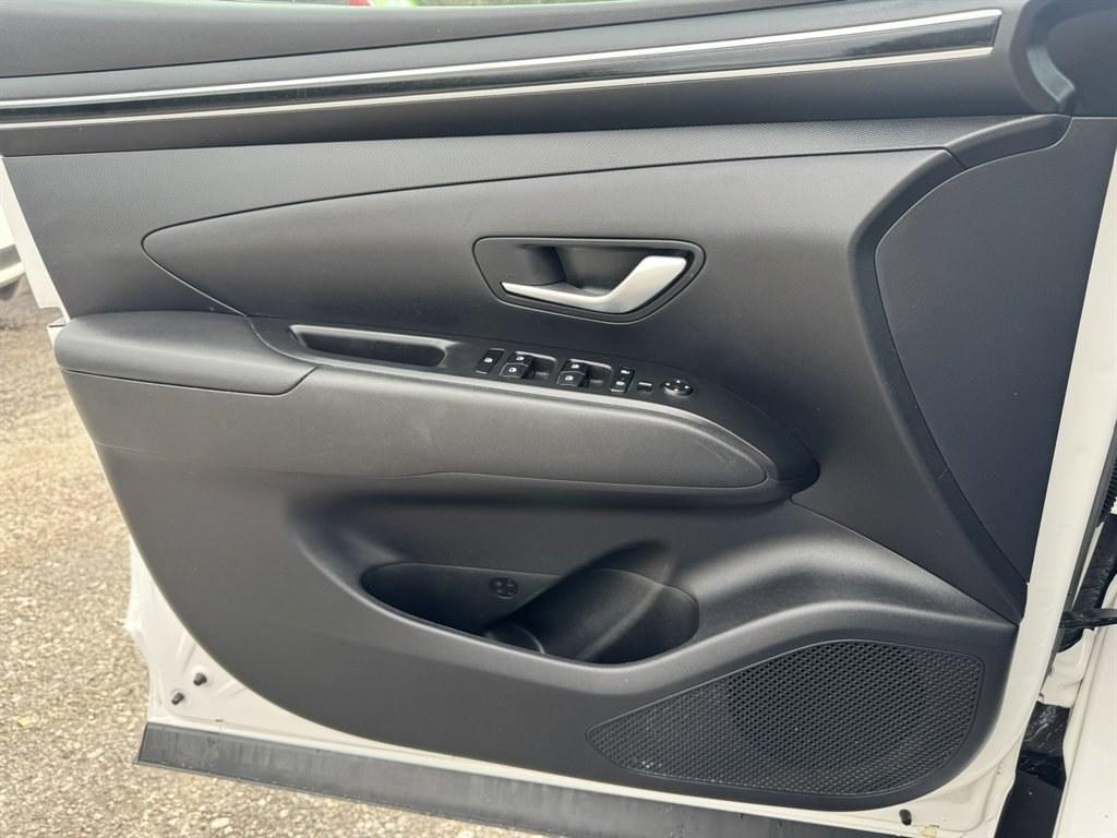 2024 White /Grey Hyundai Tucson (5NMJBCDEXRH) with an 2.5l I-4 DI Dohc 2.5l engine, Automatic transmission, located at 745 East Steele Rd., West Columbia, SC, 29170, (803) 755-9148, 33.927212, -81.148483- Photo#17