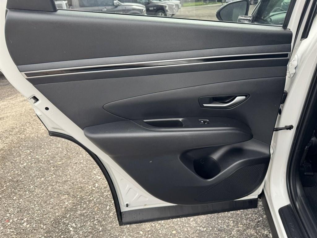 2024 White /Grey Hyundai Tucson (5NMJBCDEXRH) with an 2.5l I-4 DI Dohc 2.5l engine, Automatic transmission, located at 745 East Steele Rd., West Columbia, SC, 29170, (803) 755-9148, 33.927212, -81.148483- Photo#21