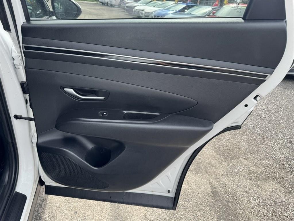 2024 White /Grey Hyundai Tucson (5NMJBCDEXRH) with an 2.5l I-4 DI Dohc 2.5l engine, Automatic transmission, located at 745 East Steele Rd., West Columbia, SC, 29170, (803) 755-9148, 33.927212, -81.148483- Photo#23
