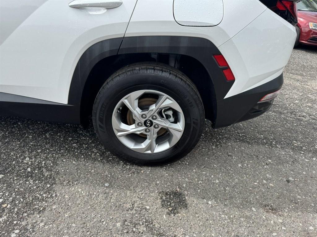 2024 White /Grey Hyundai Tucson (5NMJBCDEXRH) with an 2.5l I-4 DI Dohc 2.5l engine, Automatic transmission, located at 745 East Steele Rd., West Columbia, SC, 29170, (803) 755-9148, 33.927212, -81.148483- Photo#31