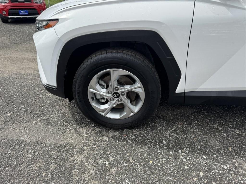 2024 White /Grey Hyundai Tucson (5NMJBCDEXRH) with an 2.5l I-4 DI Dohc 2.5l engine, Automatic transmission, located at 745 East Steele Rd., West Columbia, SC, 29170, (803) 755-9148, 33.927212, -81.148483- Photo#32