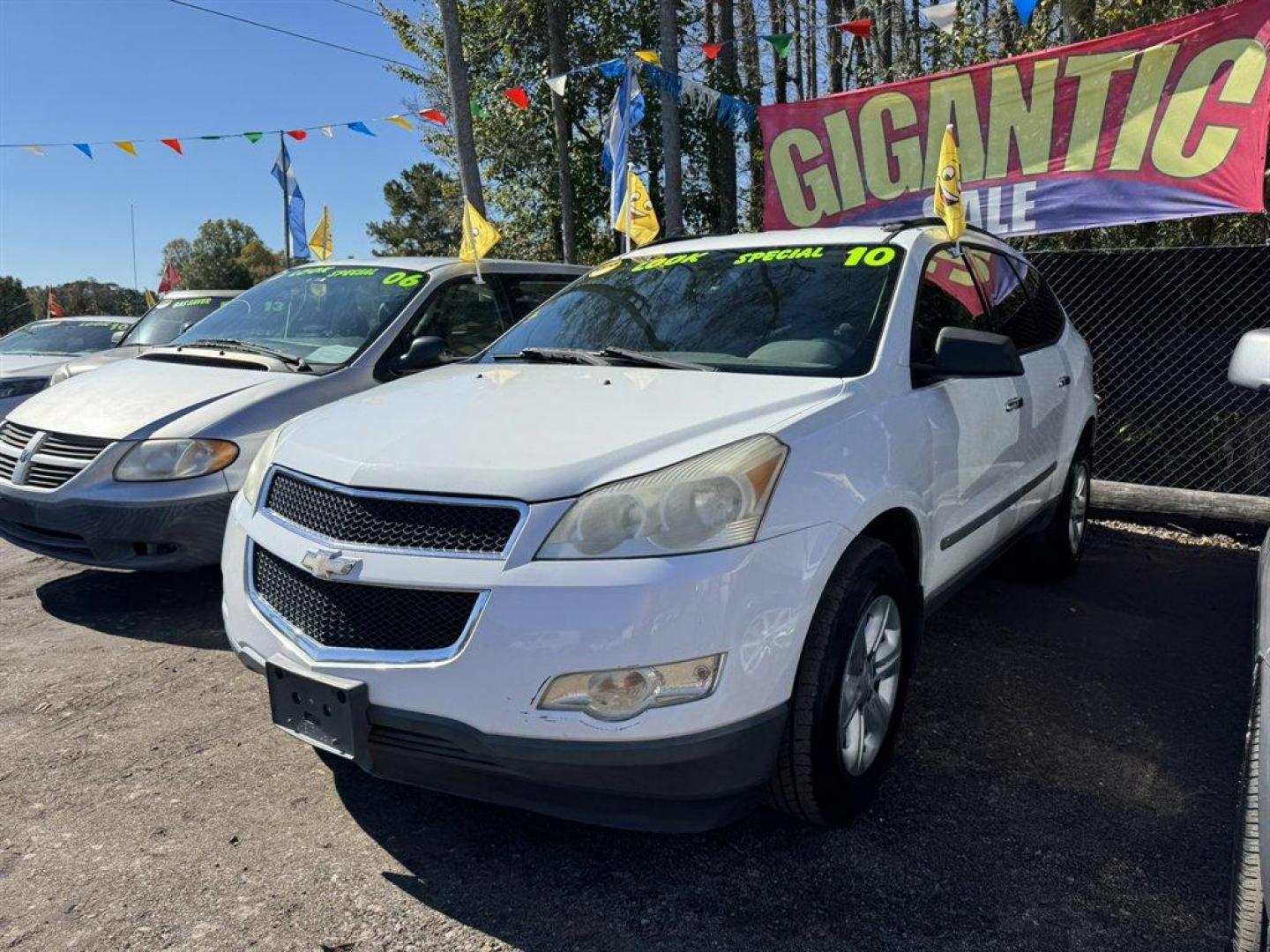 2010 White /Black Chevrolet Traverse (1GNLREED1AS) with an 3.6l V6 Sidi Dohc 3.6l engine, Automatic transmission, located at 745 East Steele Rd., West Columbia, SC, 29170, (803) 755-9148, 33.927212, -81.148483 - CASH CAR!!! AS IS!!! AS IS!!! AS IS!!! - Photo#0