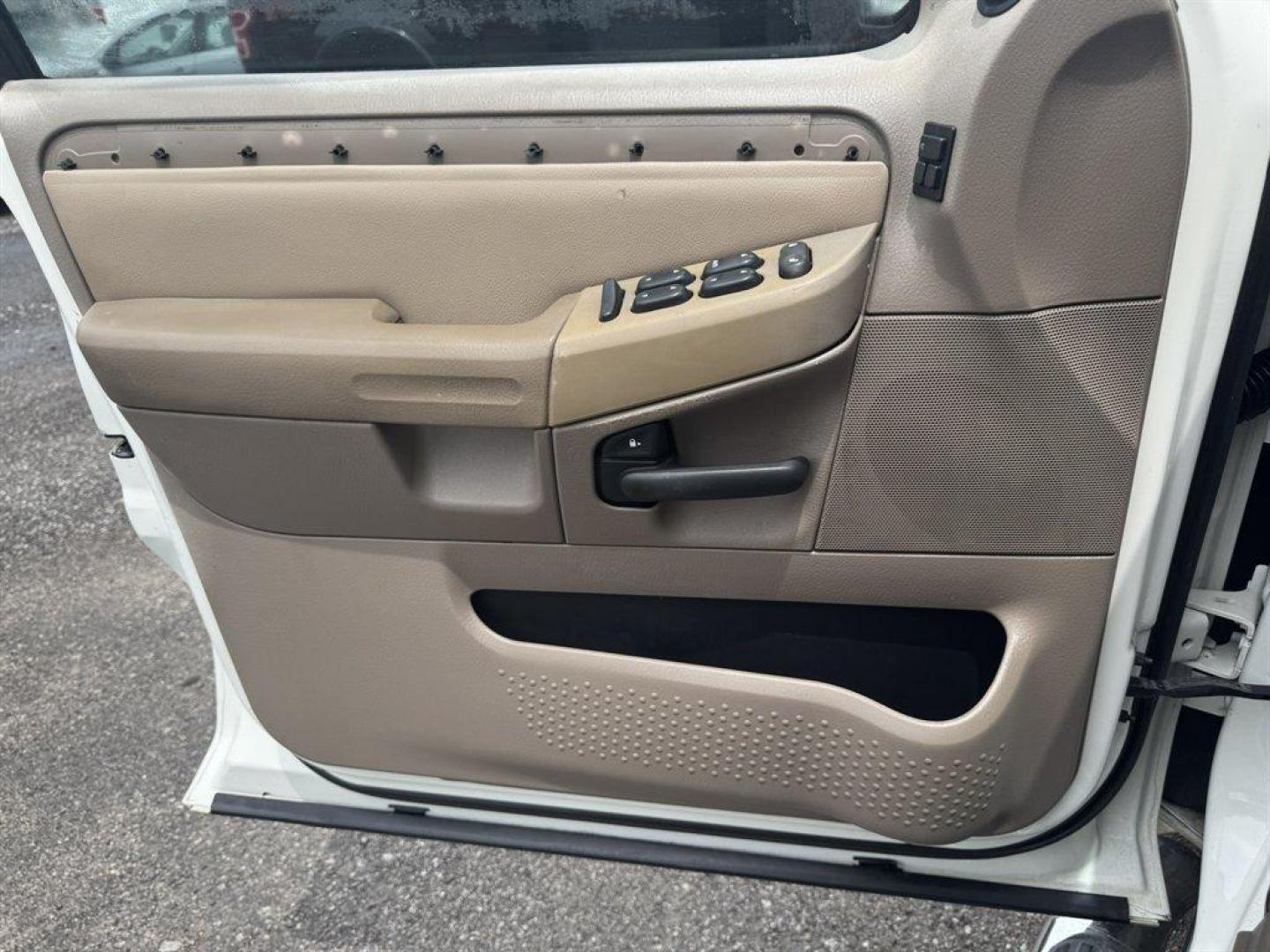 2004 White /Tan Ford Explorer (1FMDU65W54Z) with an 4.6l V8 EFI Sohc 4.6l engine, Automatic transmission, located at 745 East Steele Rd., West Columbia, SC, 29170, (803) 755-9148, 33.927212, -81.148483 - Special Internet Price! 2004 Ford Explorer with AM/FM radio, Cruise control, Sunroof, Leather interior, Keyless entry, 3rd row seating, Rear entertainment, Powered windows, Powered door locks, Plus more! - Photo#16