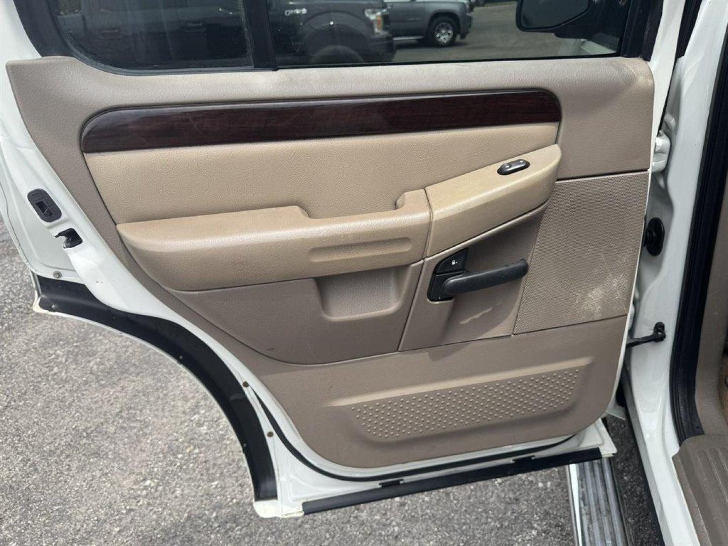 2004 White /Tan Ford Explorer (1FMDU65W54Z) with an 4.6l V8 EFI Sohc 4.6l engine, Automatic transmission, located at 745 East Steele Rd., West Columbia, SC, 29170, (803) 755-9148, 33.927212, -81.148483 - Special Internet Price! 2004 Ford Explorer with AM/FM radio, Cruise control, Sunroof, Leather interior, Keyless entry, 3rd row seating, Rear entertainment, Powered windows, Powered door locks, Plus more! - Photo#19