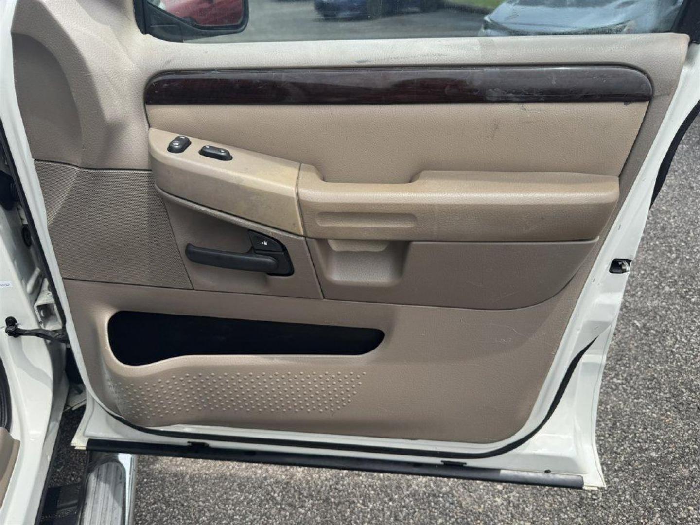 2004 White /Tan Ford Explorer (1FMDU65W54Z) with an 4.6l V8 EFI Sohc 4.6l engine, Automatic transmission, located at 745 East Steele Rd., West Columbia, SC, 29170, (803) 755-9148, 33.927212, -81.148483 - Special Internet Price! 2004 Ford Explorer with AM/FM radio, Cruise control, Sunroof, Leather interior, Keyless entry, 3rd row seating, Rear entertainment, Powered windows, Powered door locks, Plus more! - Photo#25