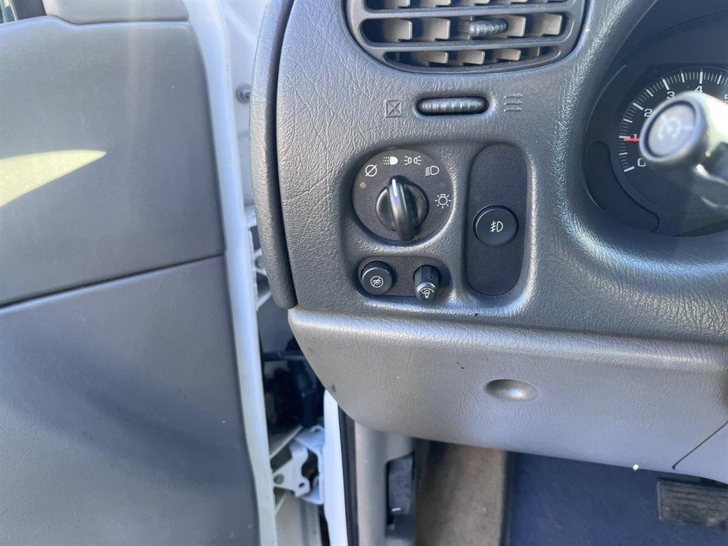 2003 White /Grey Chevrolet Trailblazer (1GNES16S036) with an 4.2l I-6 MPI Dohc 4.2l engine, Automatic transmission, located at 745 East Steele Rd., West Columbia, SC, 29170, (803) 755-9148, 33.927212, -81.148483 - Special Internet Price! 2003 Chevrolet Trailblazer with AM/FM stereo, Cruise control, Keyless entry, Air conditioning, Cloth interior, Powered windows, Powered door locks, Plus more! - Photo#12