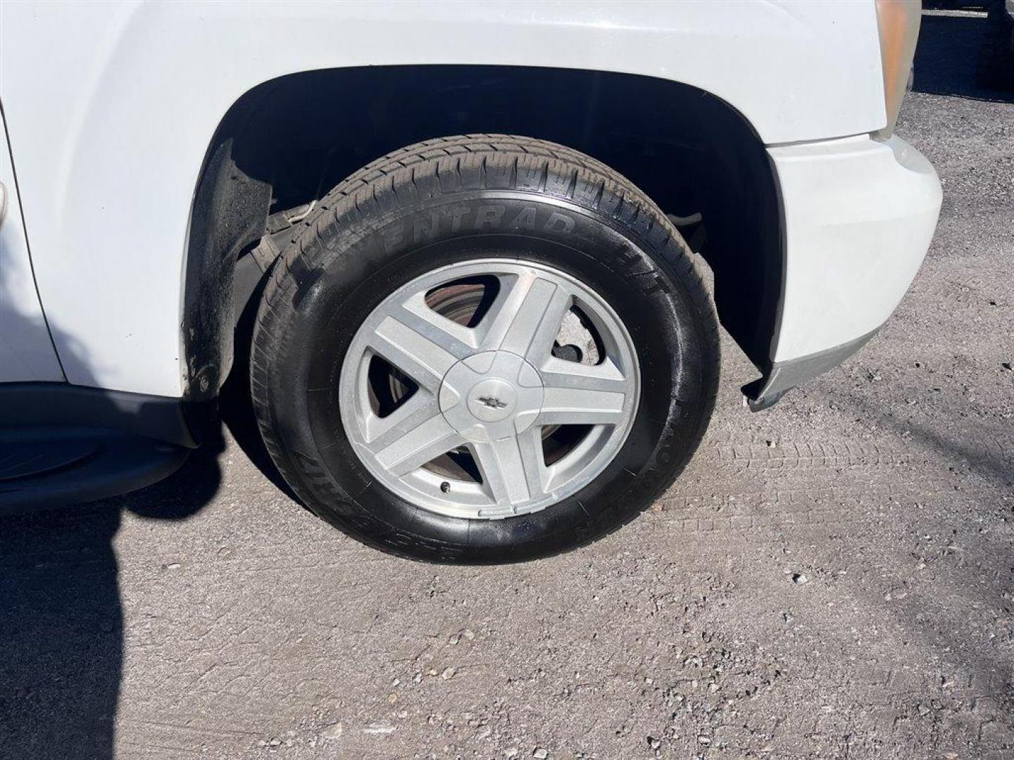 2003 White /Grey Chevrolet Trailblazer (1GNES16S036) with an 4.2l I-6 MPI Dohc 4.2l engine, Automatic transmission, located at 745 East Steele Rd., West Columbia, SC, 29170, (803) 755-9148, 33.927212, -81.148483 - Special Internet Price! 2003 Chevrolet Trailblazer with AM/FM stereo, Cruise control, Keyless entry, Air conditioning, Cloth interior, Powered windows, Powered door locks, Plus more! - Photo#27