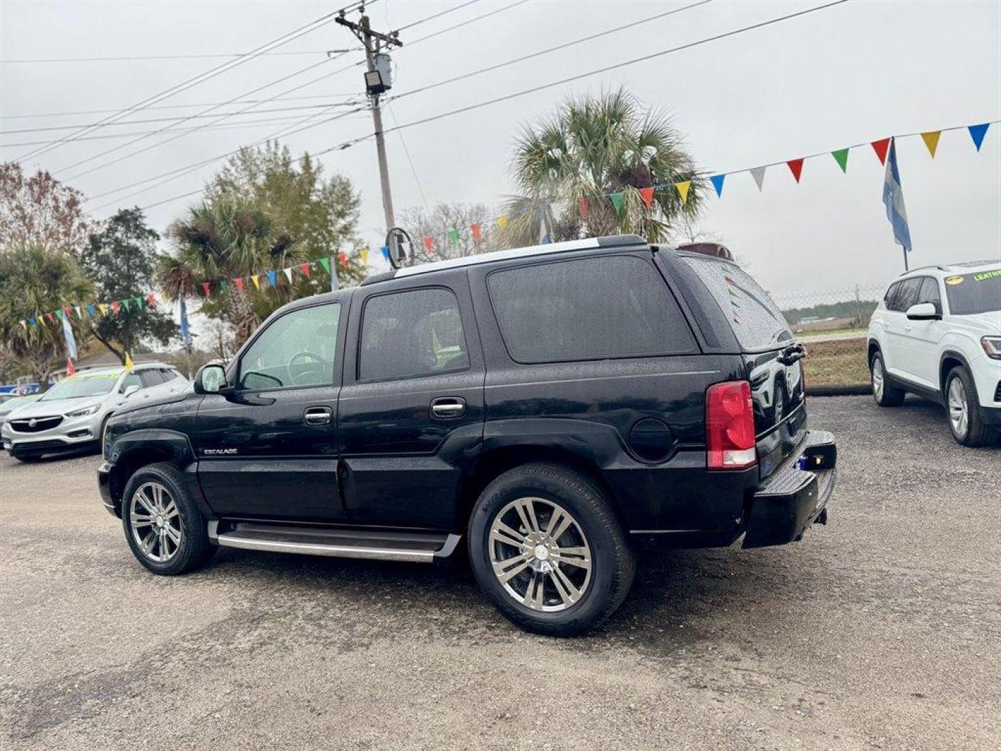 2004 Black /Grey Cadillac Escalade (1GYEC63T04R) with an 5.3l V8 SFI OHV 5.3l engine, Automatic transmission, located at 745 East Steele Rd., West Columbia, SC, 29170, (803) 755-9148, 33.927212, -81.148483 - Photo#5