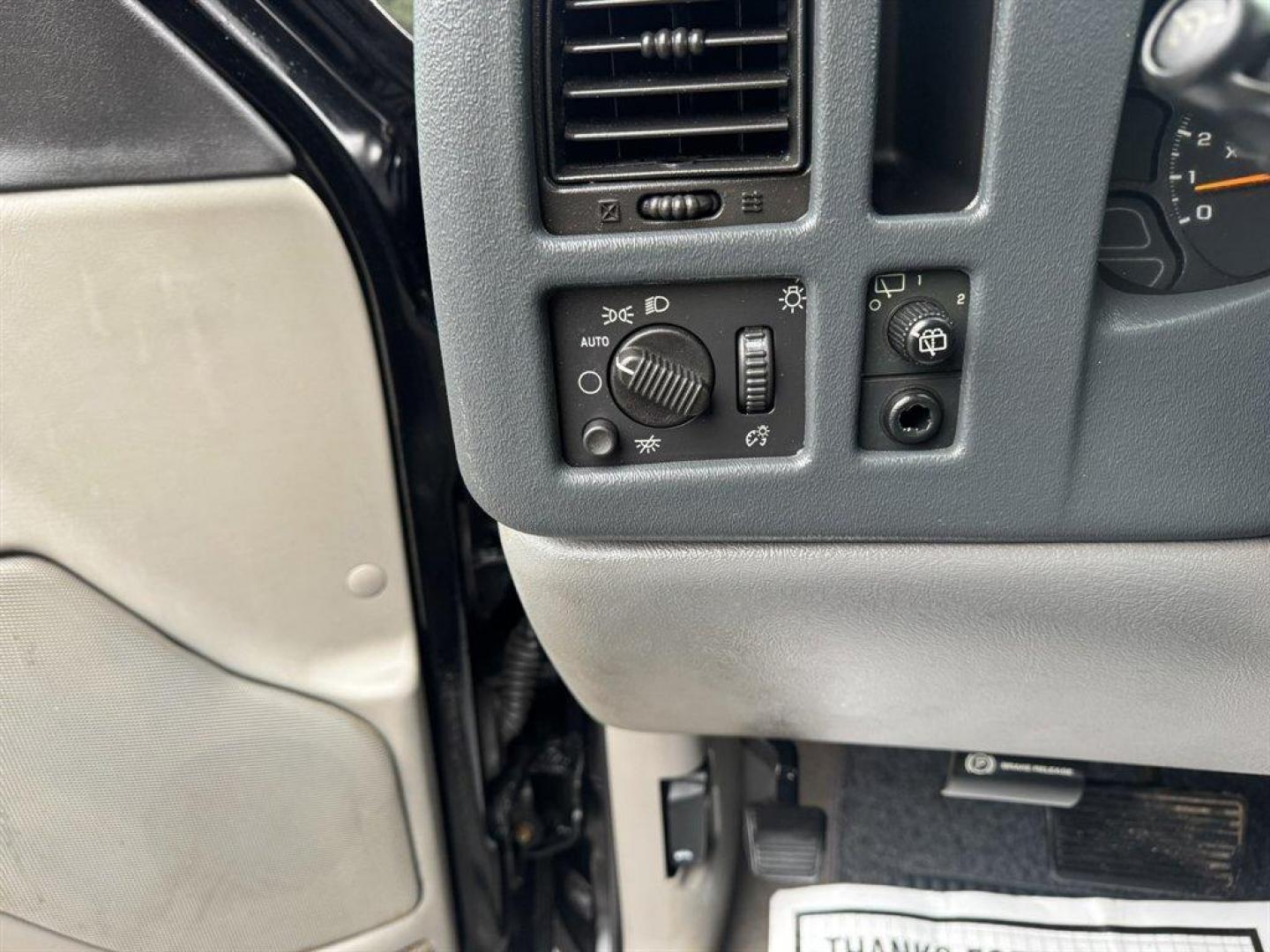 2004 Black /Grey Cadillac Escalade (1GYEC63T04R) with an 5.3l V8 SFI OHV 5.3l engine, Automatic transmission, located at 745 East Steele Rd., West Columbia, SC, 29170, (803) 755-9148, 33.927212, -81.148483 - Photo#16