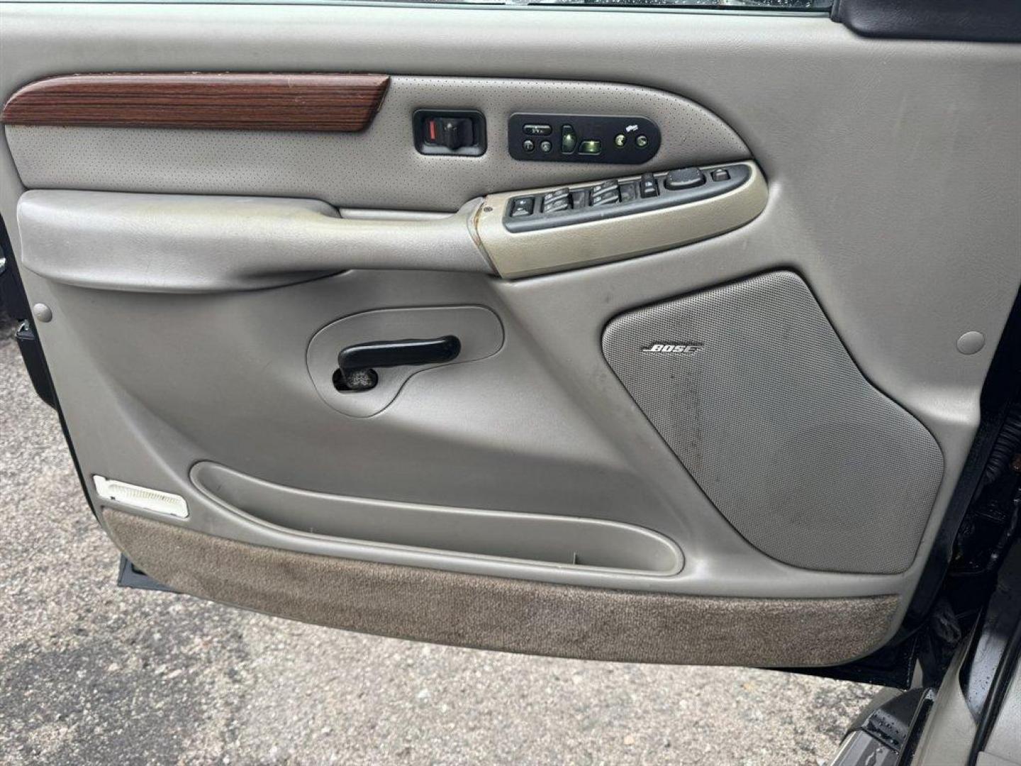 2004 Black /Grey Cadillac Escalade (1GYEC63T04R) with an 5.3l V8 SFI OHV 5.3l engine, Automatic transmission, located at 745 East Steele Rd., West Columbia, SC, 29170, (803) 755-9148, 33.927212, -81.148483 - Photo#17