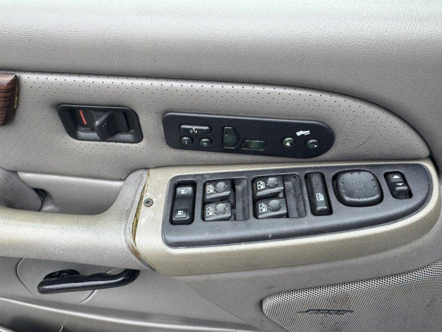 2004 Black /Grey Cadillac Escalade (1GYEC63T04R) with an 5.3l V8 SFI OHV 5.3l engine, Automatic transmission, located at 745 East Steele Rd., West Columbia, SC, 29170, (803) 755-9148, 33.927212, -81.148483 - Photo#18