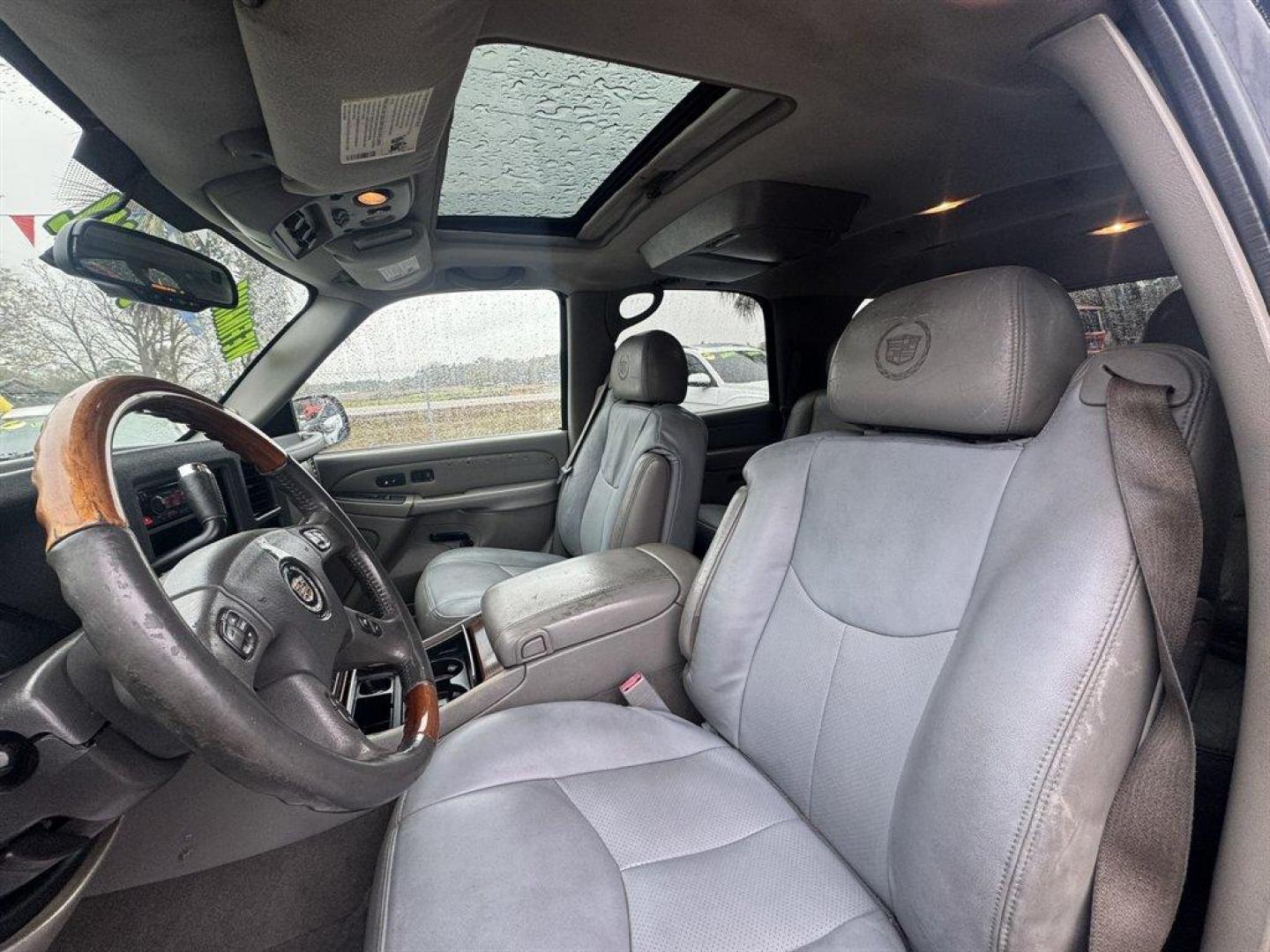 2004 Black /Grey Cadillac Escalade (1GYEC63T04R) with an 5.3l V8 SFI OHV 5.3l engine, Automatic transmission, located at 745 East Steele Rd., West Columbia, SC, 29170, (803) 755-9148, 33.927212, -81.148483 - Photo#19