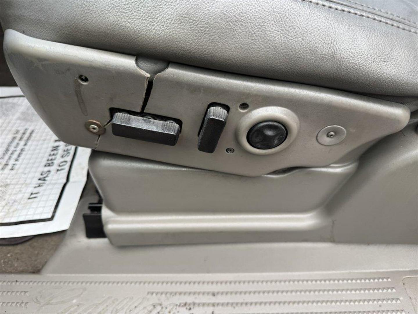 2004 Black /Grey Cadillac Escalade (1GYEC63T04R) with an 5.3l V8 SFI OHV 5.3l engine, Automatic transmission, located at 745 East Steele Rd., West Columbia, SC, 29170, (803) 755-9148, 33.927212, -81.148483 - Photo#20