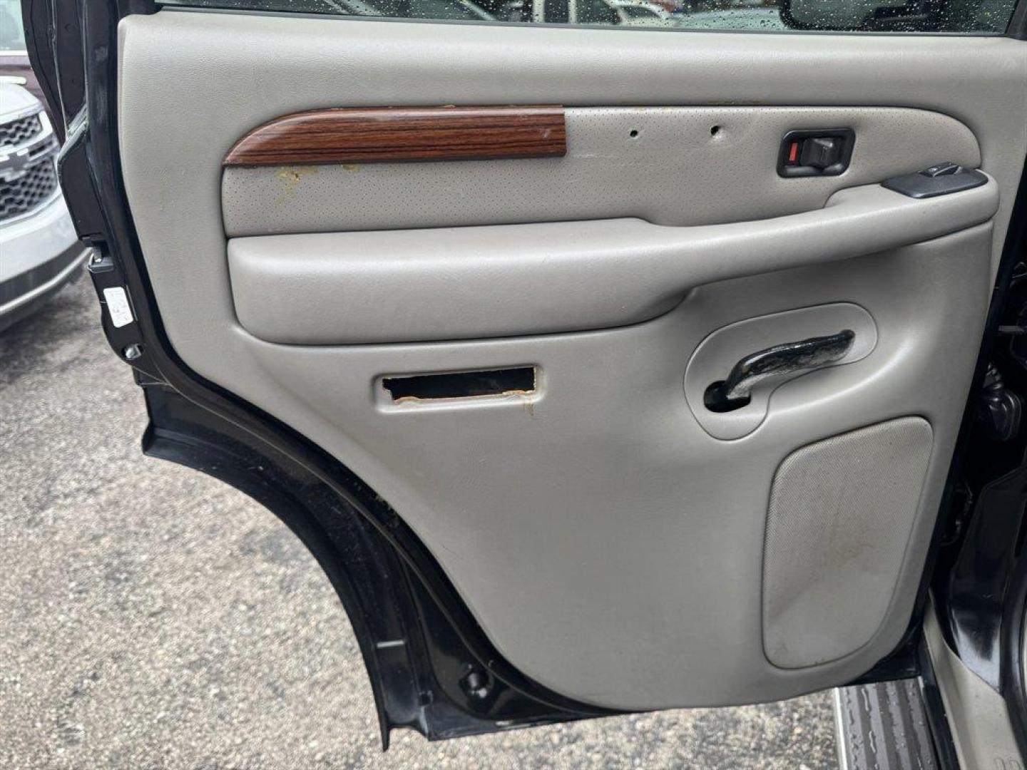 2004 Black /Grey Cadillac Escalade (1GYEC63T04R) with an 5.3l V8 SFI OHV 5.3l engine, Automatic transmission, located at 745 East Steele Rd., West Columbia, SC, 29170, (803) 755-9148, 33.927212, -81.148483 - Photo#21