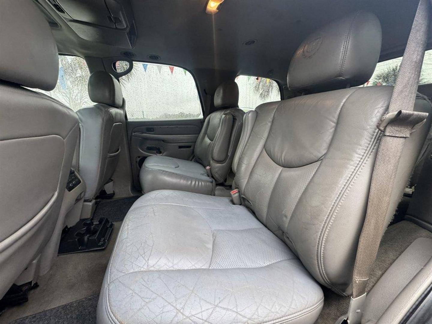 2004 Black /Grey Cadillac Escalade (1GYEC63T04R) with an 5.3l V8 SFI OHV 5.3l engine, Automatic transmission, located at 745 East Steele Rd., West Columbia, SC, 29170, (803) 755-9148, 33.927212, -81.148483 - Photo#22