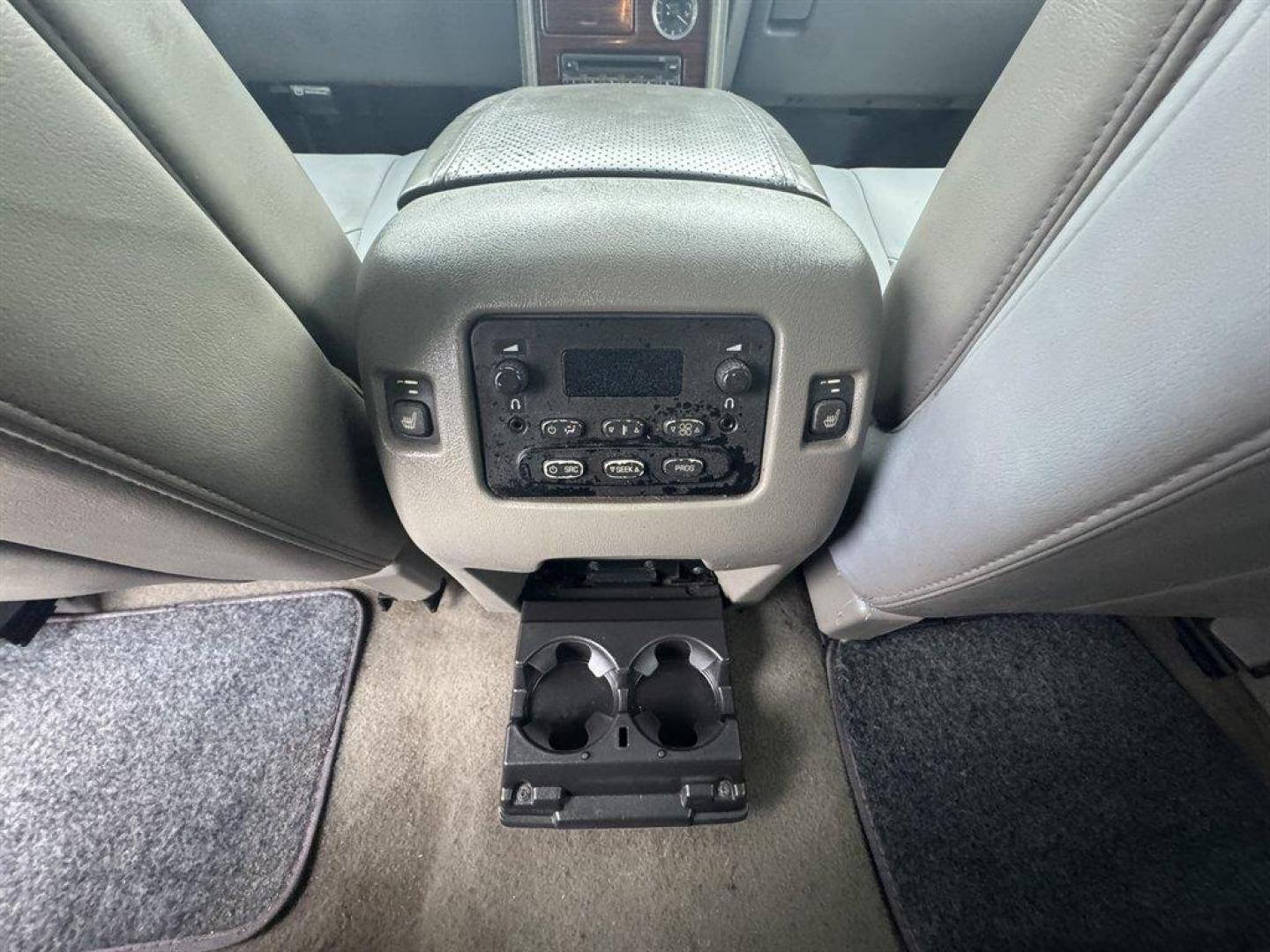 2004 Black /Grey Cadillac Escalade (1GYEC63T04R) with an 5.3l V8 SFI OHV 5.3l engine, Automatic transmission, located at 745 East Steele Rd., West Columbia, SC, 29170, (803) 755-9148, 33.927212, -81.148483 - Photo#23