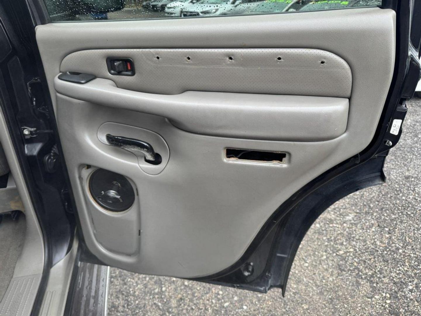 2004 Black /Grey Cadillac Escalade (1GYEC63T04R) with an 5.3l V8 SFI OHV 5.3l engine, Automatic transmission, located at 745 East Steele Rd., West Columbia, SC, 29170, (803) 755-9148, 33.927212, -81.148483 - Photo#25