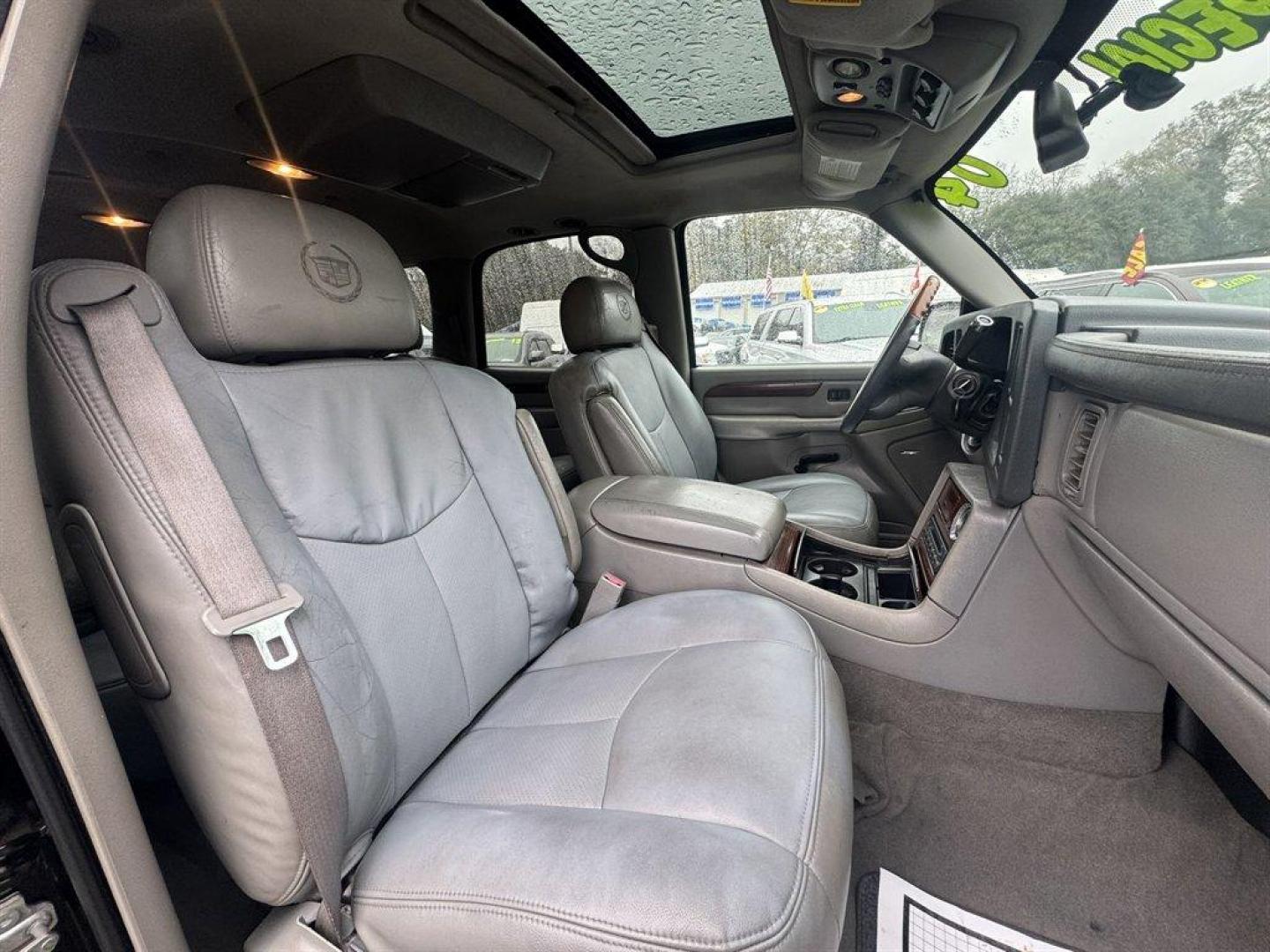 2004 Black /Grey Cadillac Escalade (1GYEC63T04R) with an 5.3l V8 SFI OHV 5.3l engine, Automatic transmission, located at 745 East Steele Rd., West Columbia, SC, 29170, (803) 755-9148, 33.927212, -81.148483 - Photo#28