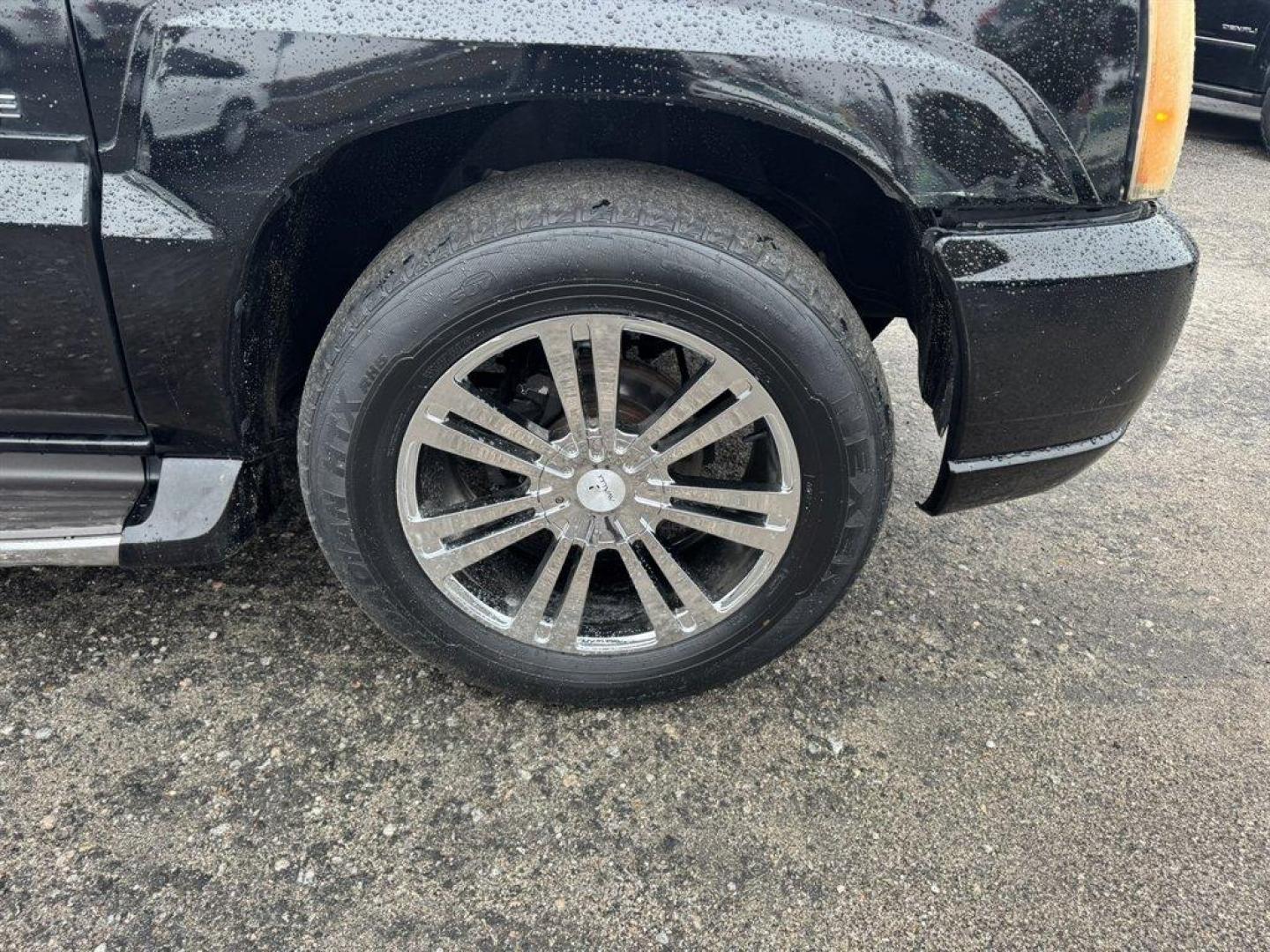 2004 Black /Grey Cadillac Escalade (1GYEC63T04R) with an 5.3l V8 SFI OHV 5.3l engine, Automatic transmission, located at 745 East Steele Rd., West Columbia, SC, 29170, (803) 755-9148, 33.927212, -81.148483 - Photo#31