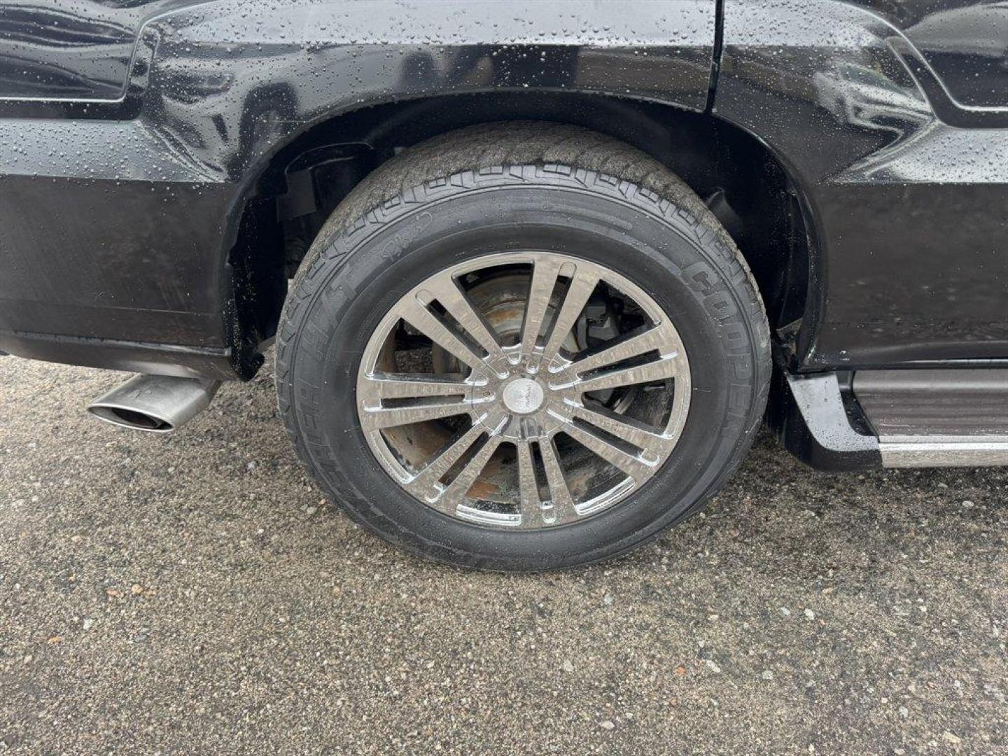 2004 Black /Grey Cadillac Escalade (1GYEC63T04R) with an 5.3l V8 SFI OHV 5.3l engine, Automatic transmission, located at 745 East Steele Rd., West Columbia, SC, 29170, (803) 755-9148, 33.927212, -81.148483 - Photo#32