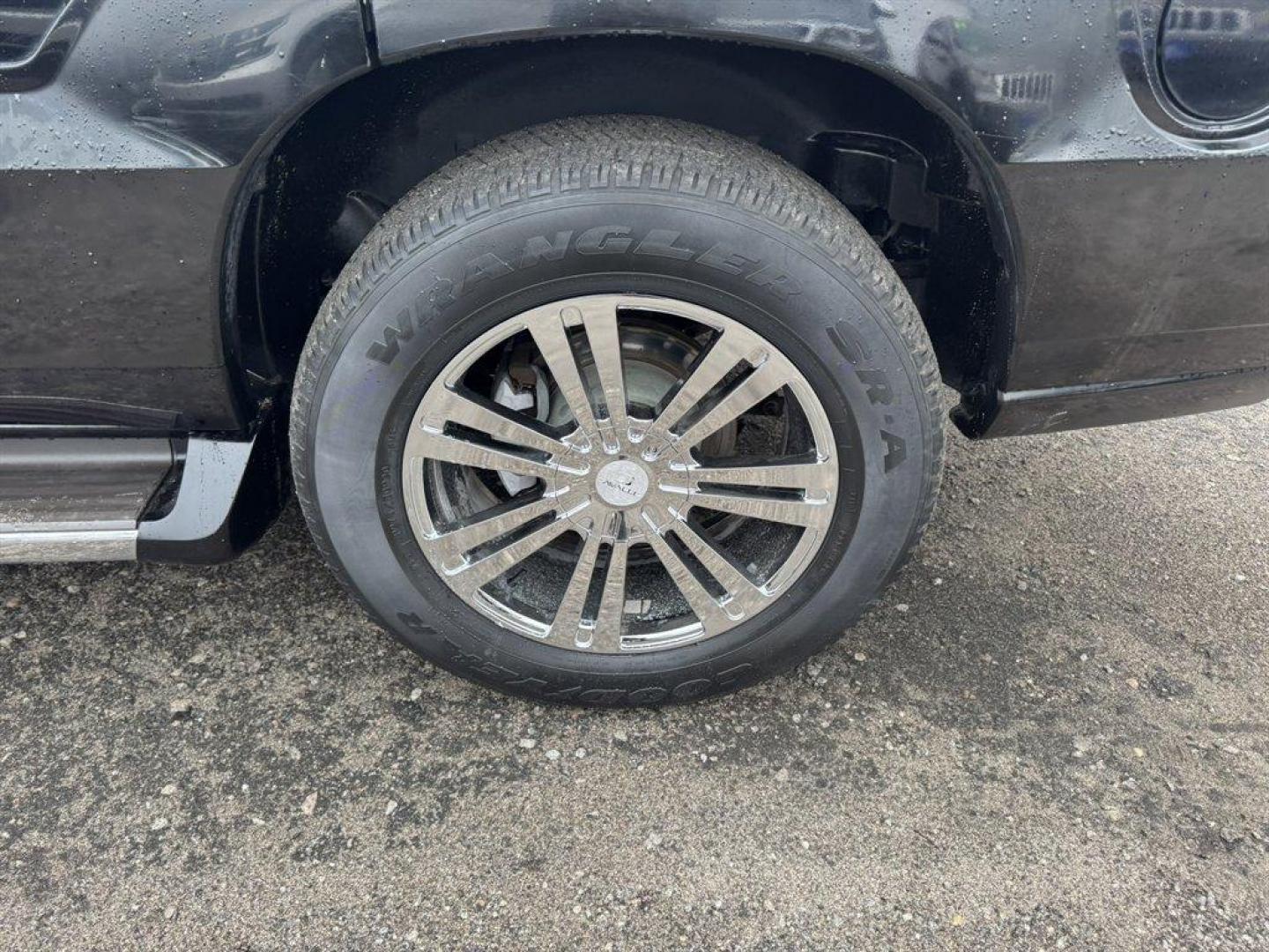 2004 Black /Grey Cadillac Escalade (1GYEC63T04R) with an 5.3l V8 SFI OHV 5.3l engine, Automatic transmission, located at 745 East Steele Rd., West Columbia, SC, 29170, (803) 755-9148, 33.927212, -81.148483 - Photo#33