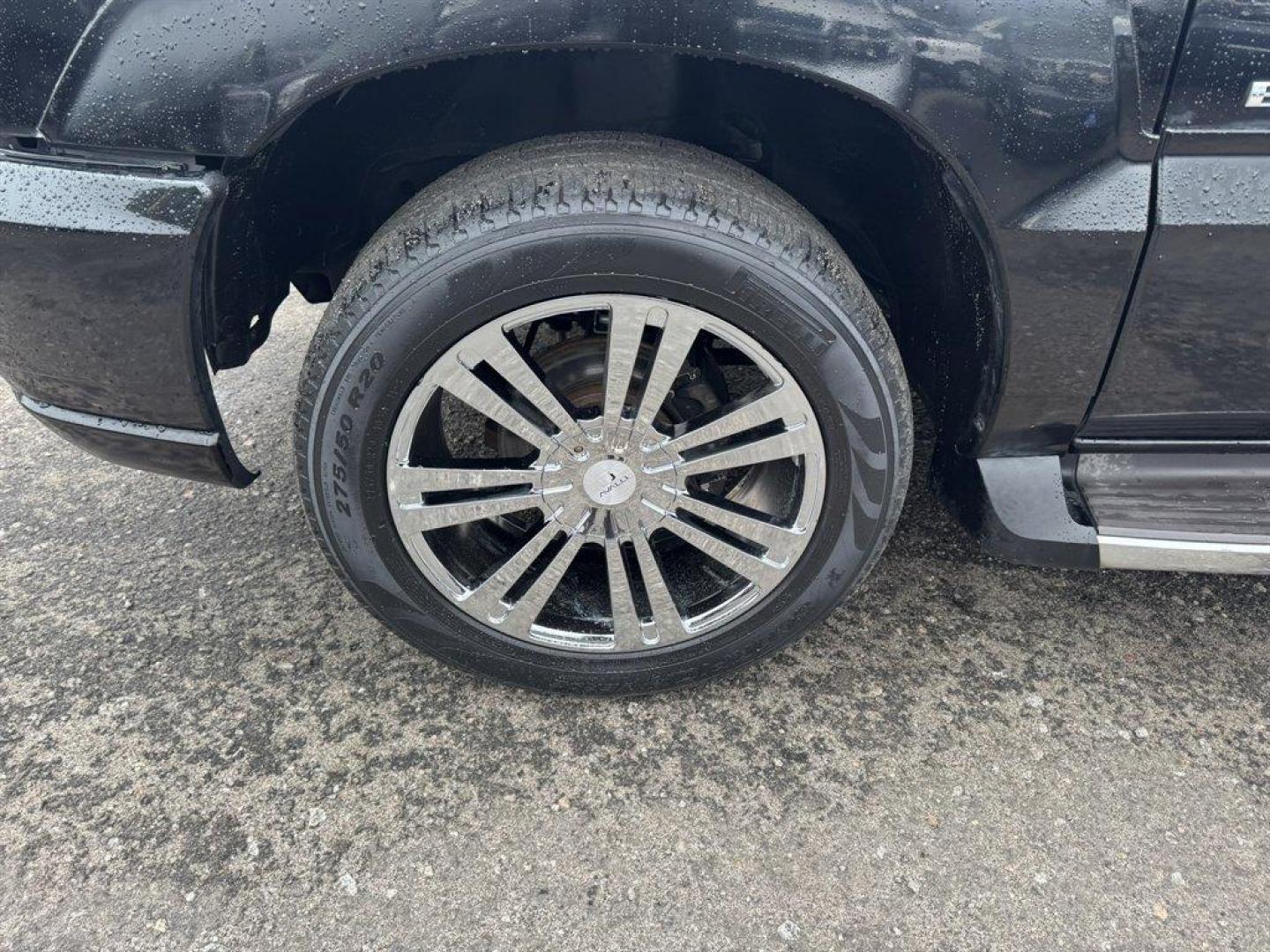 2004 Black /Grey Cadillac Escalade (1GYEC63T04R) with an 5.3l V8 SFI OHV 5.3l engine, Automatic transmission, located at 745 East Steele Rd., West Columbia, SC, 29170, (803) 755-9148, 33.927212, -81.148483 - Photo#34