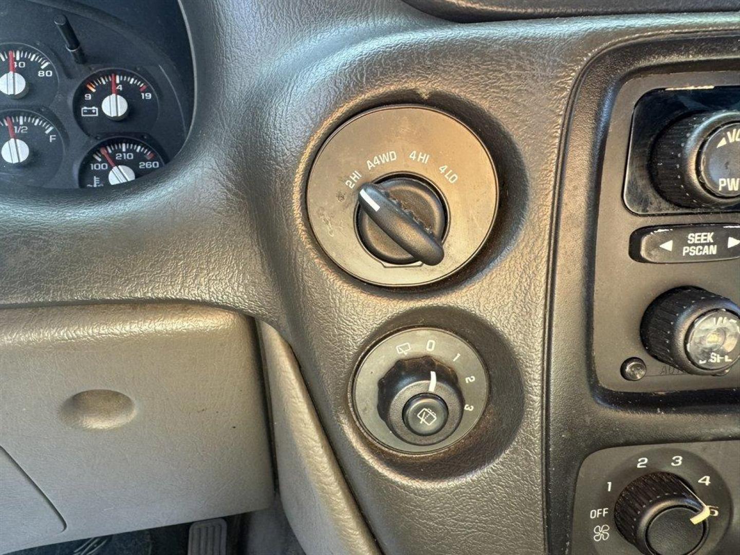 2003 Black /Grey Chevrolet Trailblazer (1GNET16SX36) with an 4.2l I-6 MPI Dohc 4.2l engine, Automatic transmission, located at 745 East Steele Rd., West Columbia, SC, 29170, (803) 755-9148, 33.927212, -81.148483 - Special Internet Price! 2003 Chevrolet Trailblazer with AM/FM radio, Cloth interior, 3rd row seating, Powered driver seat, Powered windows, Powered door locks, Plus more! - Photo#12