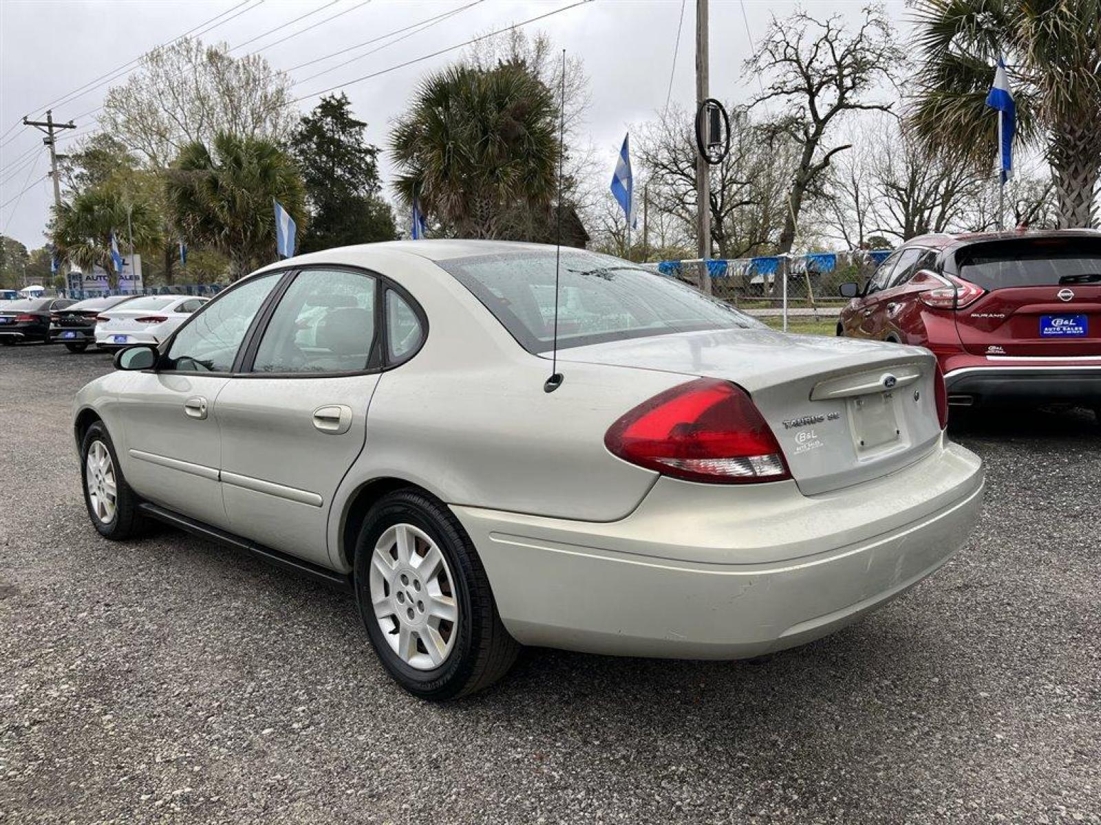 2007 Silver /Beige Ford Taurus SE (1FAFP53U37A) with an 3.0l V6 SFI 3.0l engine, Auto transmission, located at 745 East Steele Rd., West Columbia, SC, 29170, (803) 755-9148, 33.927212, -81.148483 - Special Internet Price! 2007 Ford Taurus with cloth seats that seat up to 6, powered windows, powered locks, cold a/c and hot heat, plus more! - Photo #1