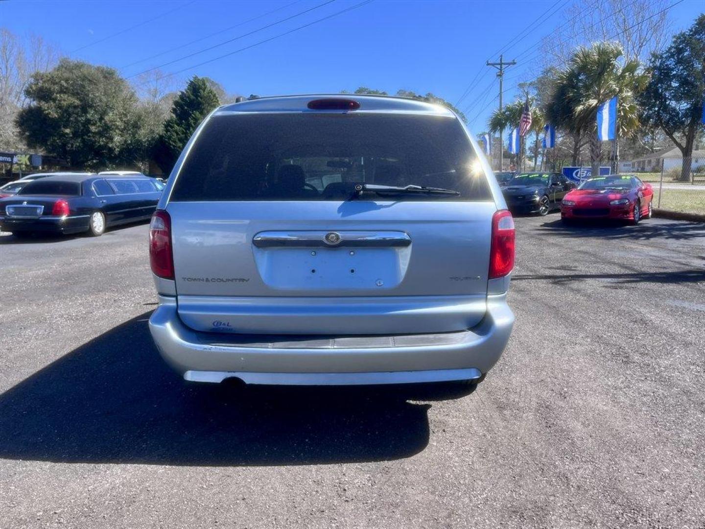 2005 Blue /Grey Chrysler Town and Country Touring (2C4GP54L55R) with an 3.8l V6 MPI 3.8l engine, Auto transmission, located at 745 East Steele Rd., West Columbia, SC, 29170, (803) 755-9148, 33.927212, -81.148483 - Special Internet Price! 2005 Chrysler Town and Country with AM/FM radio, Cruise control, Cloth interior, 3rd row seating, Rear powered sliding doors, Powered windows, Powered door locks, Plus more! - Photo#4