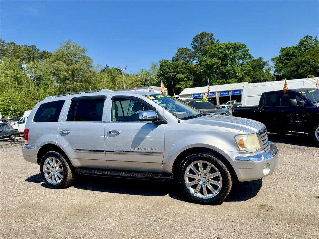 2007 Silver /Grey Chrysler Aspen LIMITED (1A8HX58237F) with an 5.7l V8 SFI Hemi 5.7l engine, Automatic transmission, located at 745 East Steele Rd., West Columbia, SC, 29170, (803) 755-9148, 33.927212, -81.148483 - Photo#2