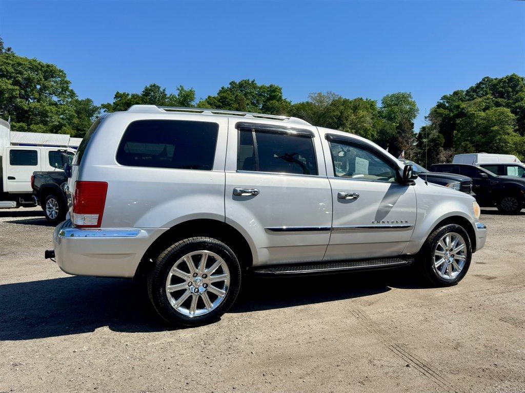 2007 Silver /Grey Chrysler Aspen LIMITED (1A8HX58237F) with an 5.7l V8 SFI Hemi 5.7l engine, Automatic transmission, located at 745 East Steele Rd., West Columbia, SC, 29170, (803) 755-9148, 33.927212, -81.148483 - Photo#3