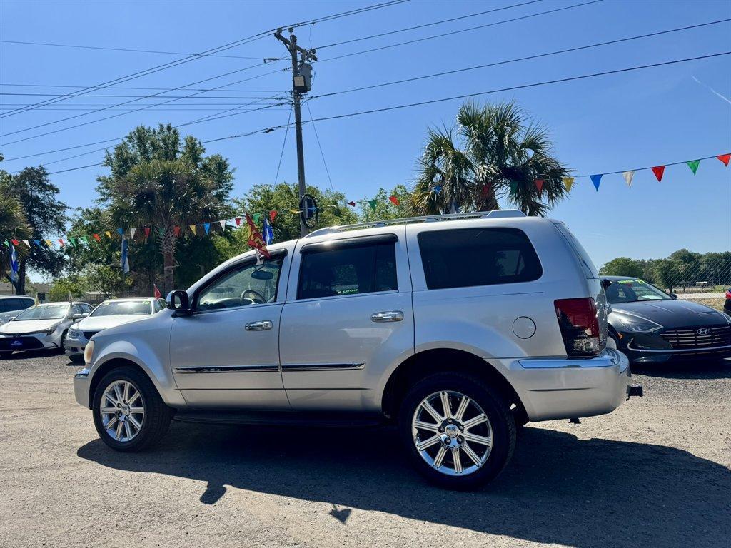 2007 Silver /Grey Chrysler Aspen LIMITED (1A8HX58237F) with an 5.7l V8 SFI Hemi 5.7l engine, Automatic transmission, located at 745 East Steele Rd., West Columbia, SC, 29170, (803) 755-9148, 33.927212, -81.148483 - Photo#5