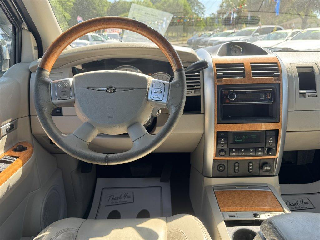 2007 Silver /Grey Chrysler Aspen LIMITED (1A8HX58237F) with an 5.7l V8 SFI Hemi 5.7l engine, Automatic transmission, located at 745 East Steele Rd., West Columbia, SC, 29170, (803) 755-9148, 33.927212, -81.148483 - Photo#6