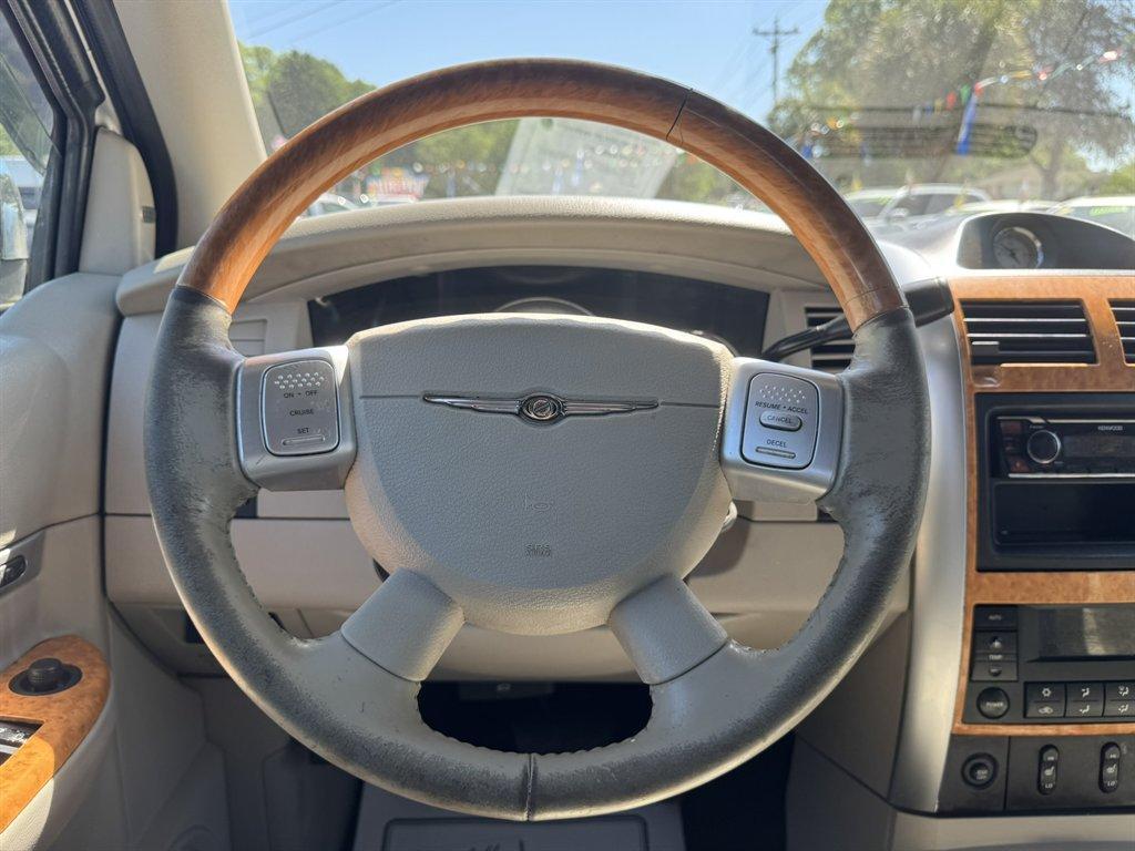 2007 Silver /Grey Chrysler Aspen LIMITED (1A8HX58237F) with an 5.7l V8 SFI Hemi 5.7l engine, Automatic transmission, located at 745 East Steele Rd., West Columbia, SC, 29170, (803) 755-9148, 33.927212, -81.148483 - Photo#7