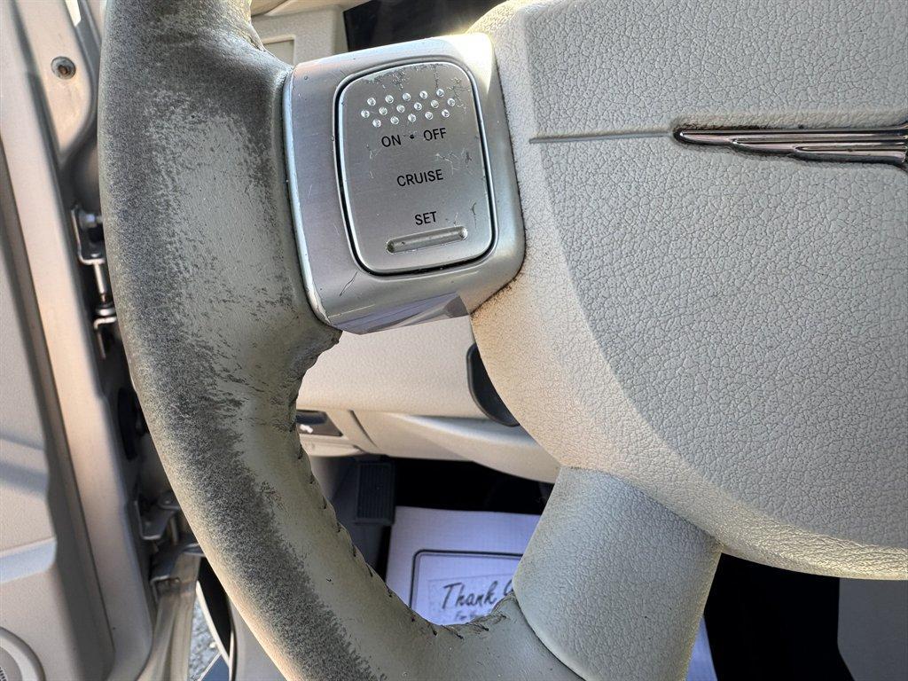 2007 Silver /Grey Chrysler Aspen LIMITED (1A8HX58237F) with an 5.7l V8 SFI Hemi 5.7l engine, Automatic transmission, located at 745 East Steele Rd., West Columbia, SC, 29170, (803) 755-9148, 33.927212, -81.148483 - Photo#8